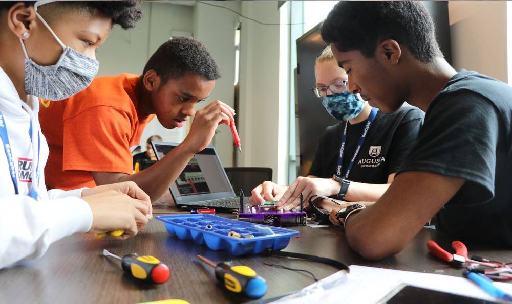 campers building a robot 