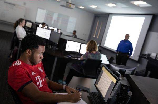 students in class at Cyber Center 