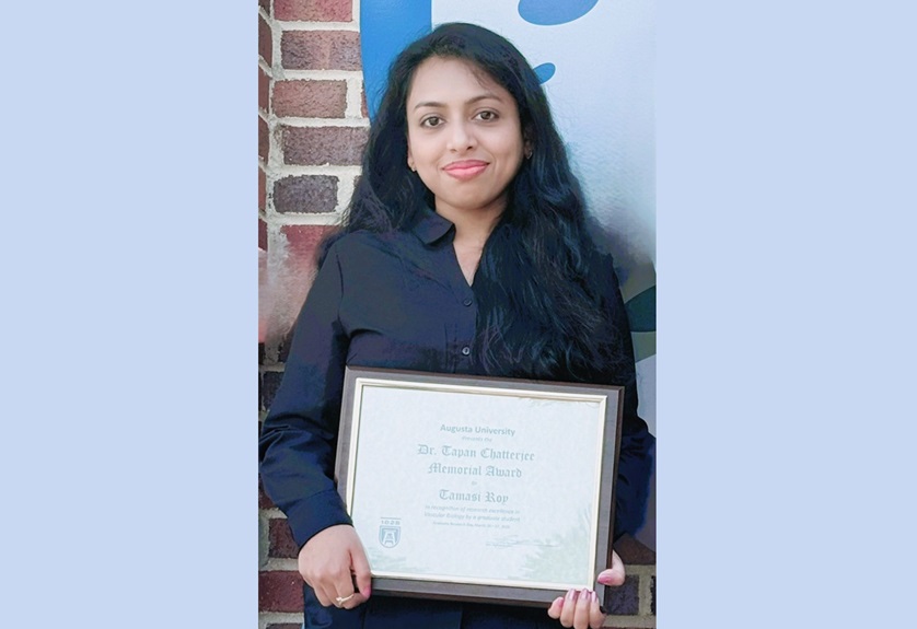 Photo of Tamasi Roy posing with Tapan Chatterjee Memorial Award