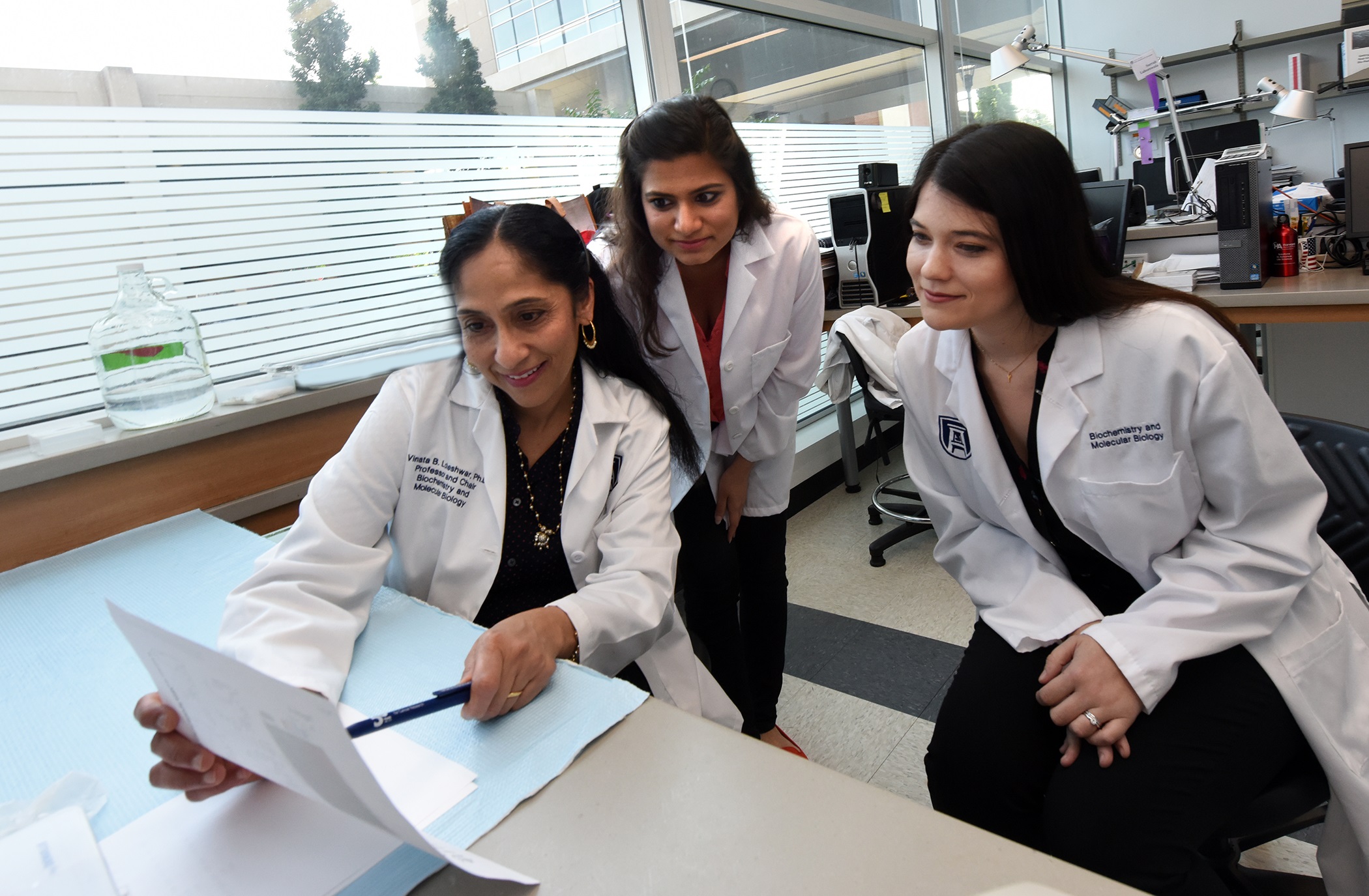 Dr. Lokeshwar and her lab students