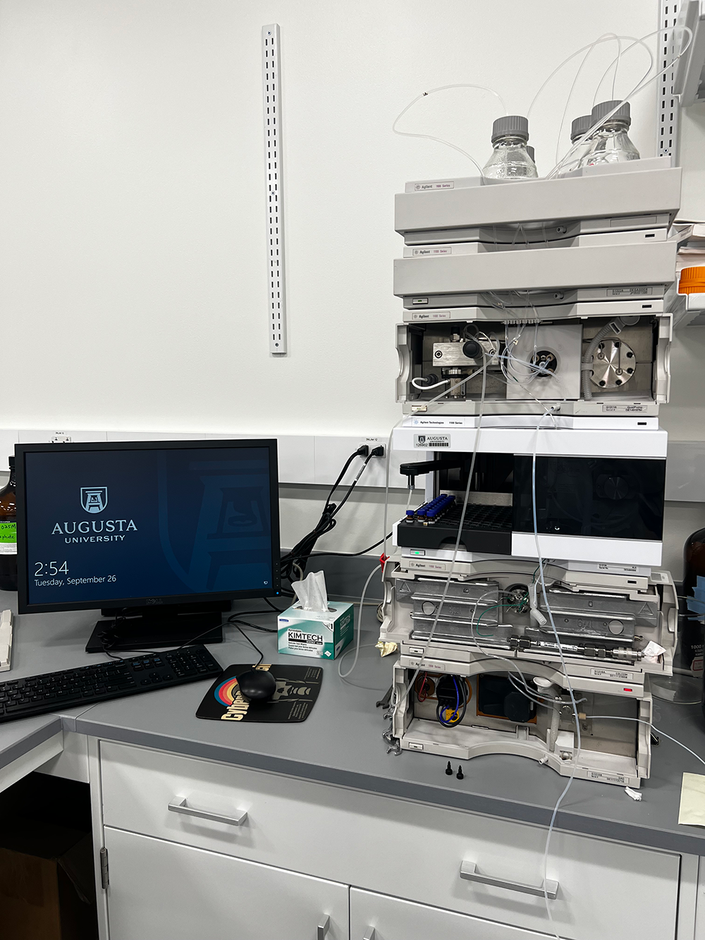 hplc instrument used in chemistry lab